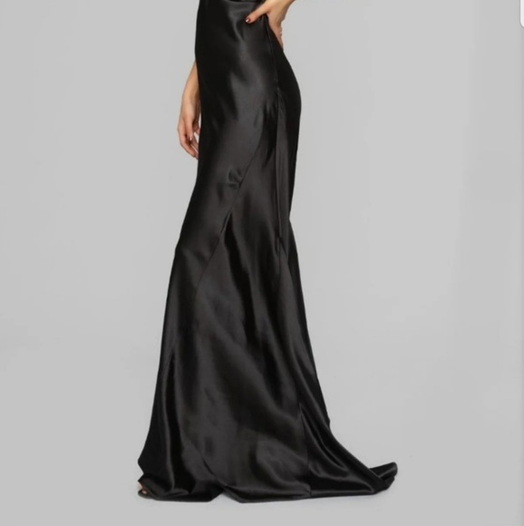 Figure Hugging Satin dress - Picture 3 of 5